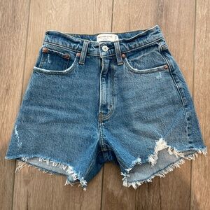 Abercrombie & Fitch 4” Mom Short (Curve Love High Rise) - Size 24